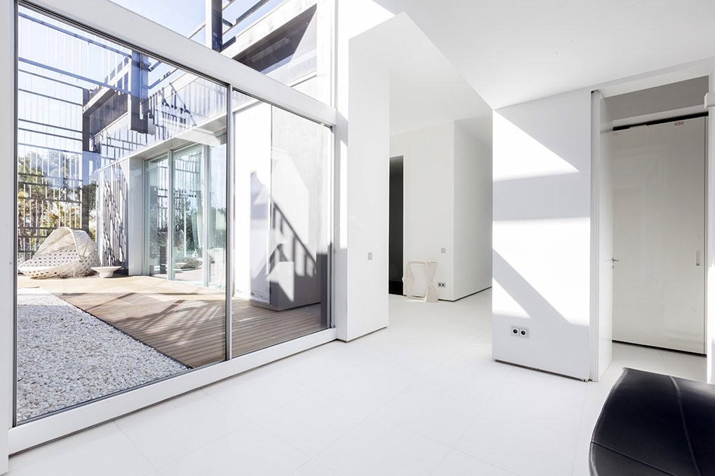 Soffitti alti e ampie finestre