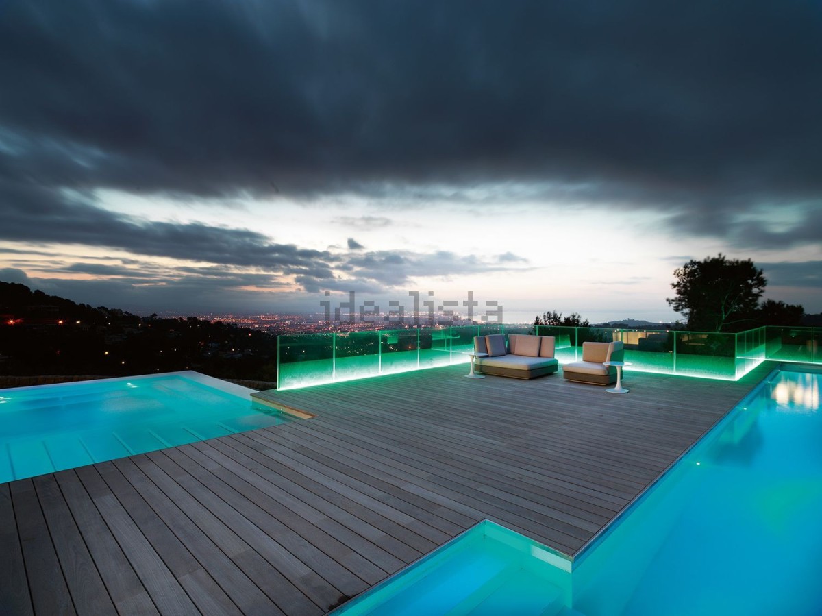 Piscina exterior de nit