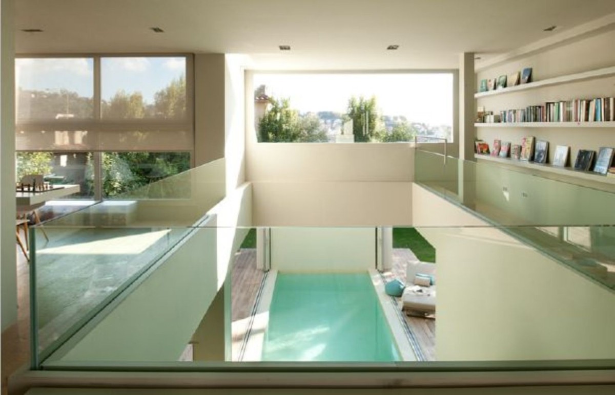 Una espectacular mansión con piscina y cascada en su interior... y está en Barcelona