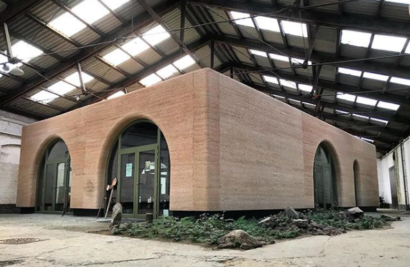 Tuberías, sal, patatas y otros materiales surrealistas que se están usando para construir y decorar las casas