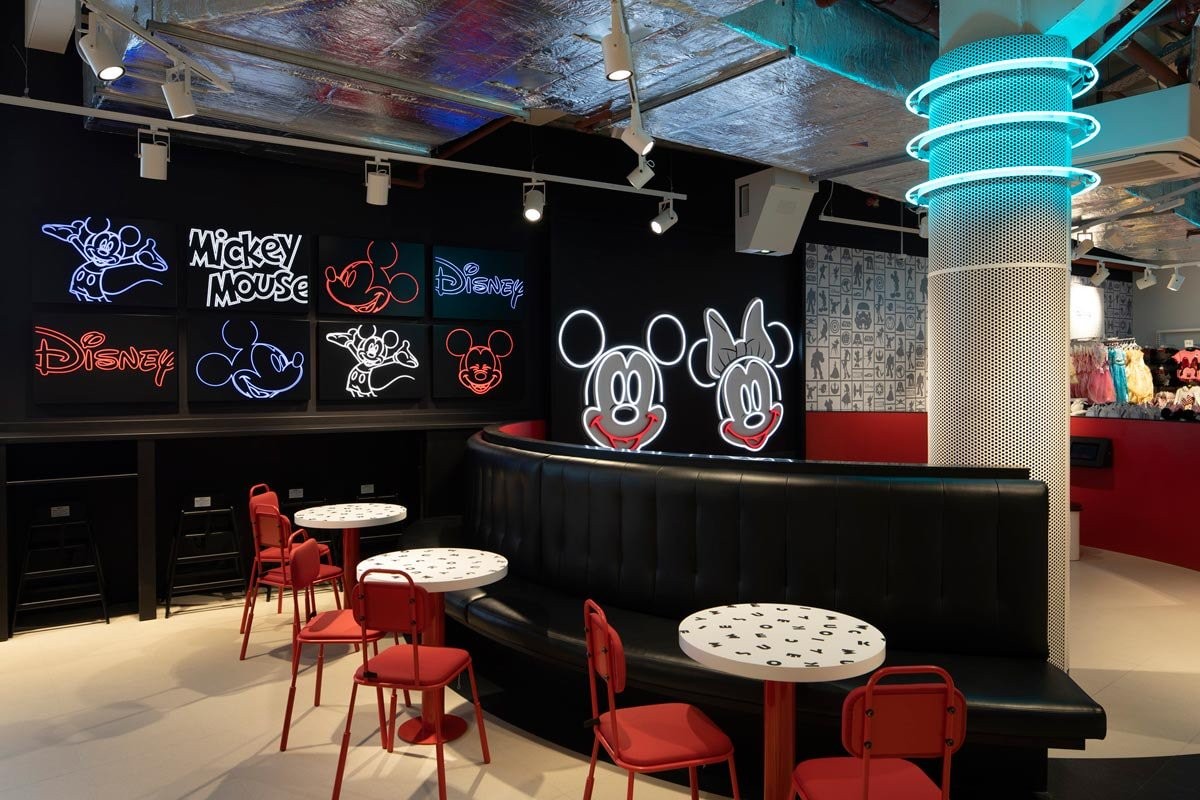Primark abre su mayor tienda del mundo en Birmingham con peluquería y una cafetería Disney