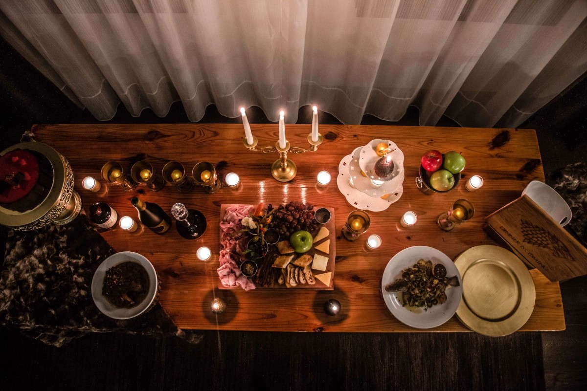 Una mesa con comida típica de la serie