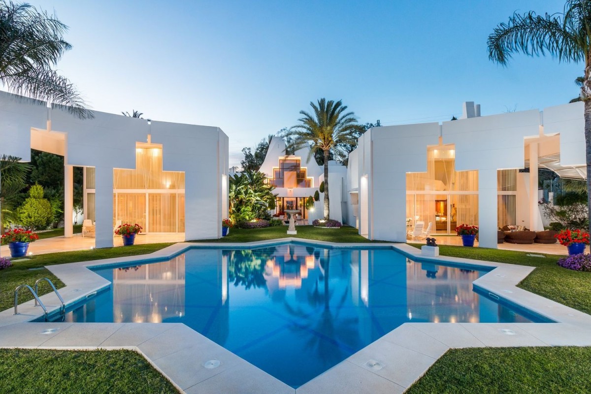 Art decó, esculturas y sofisticación frente al mar en esta villa de Marbella