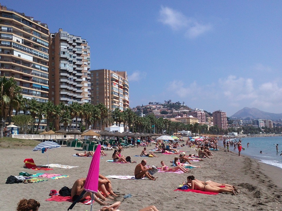 La plage juste à côté de Malaga, la ville la plus heureuse du monde / Pixabay