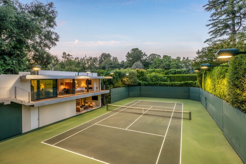 La pista de tenis es obra de su actual dueño