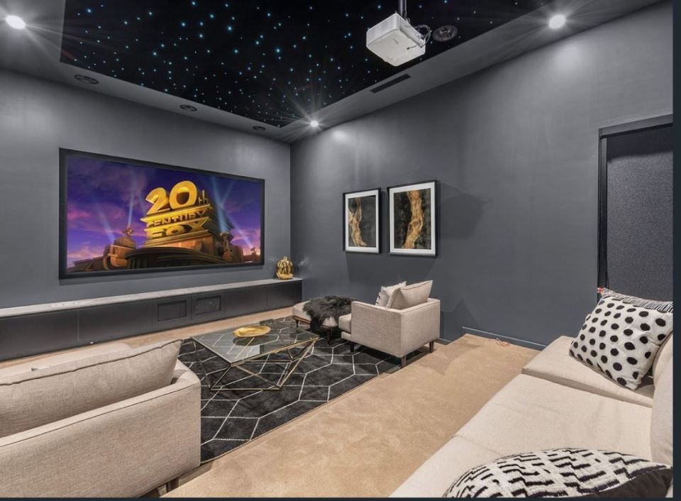 Cuenta además con gimnasio, sauna y sala de juegos