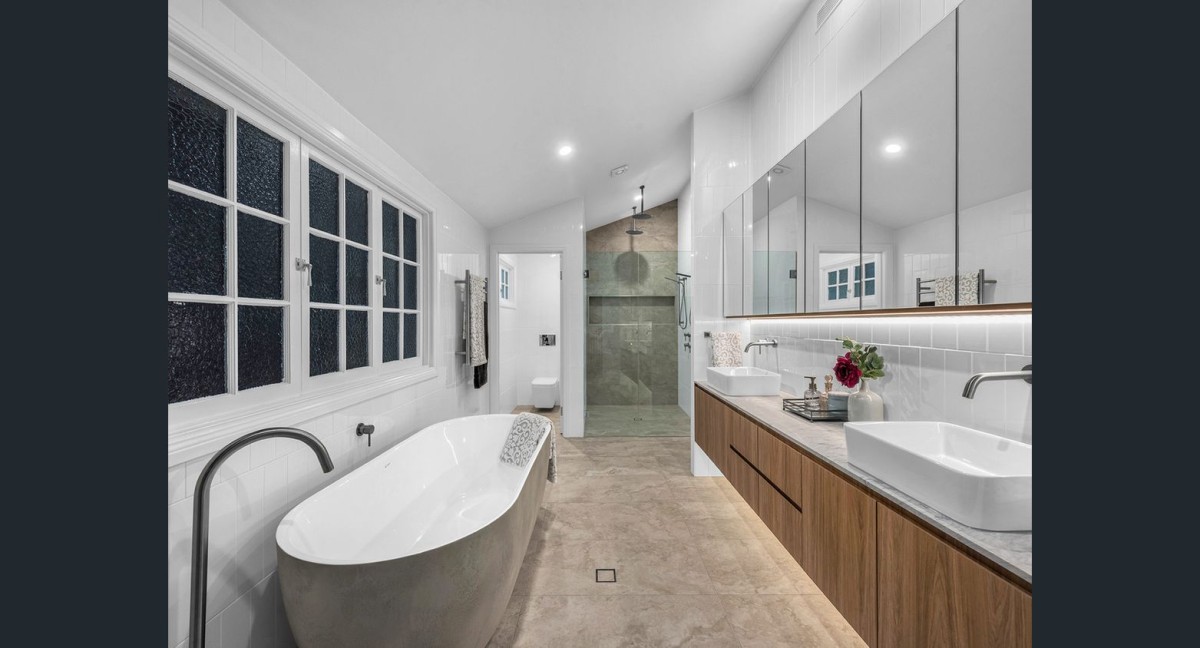 Detalle de este baño con bañera al aire