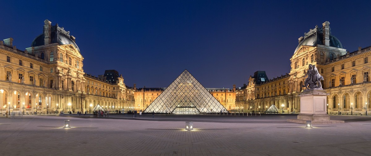 La pirámide del Museo del Louvre