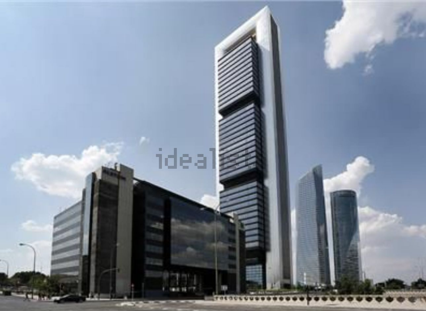 Está al lado de las Cuatro Torres