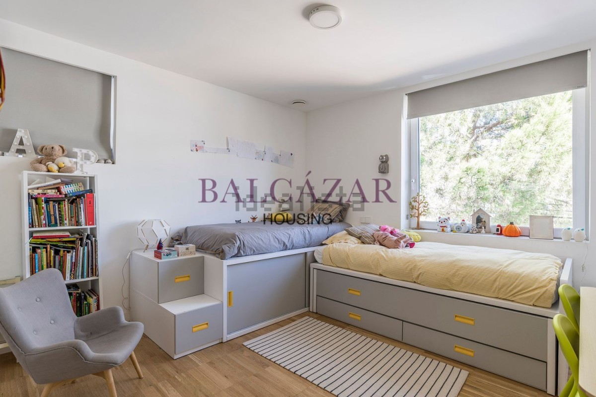 Posee cinco habitaciones