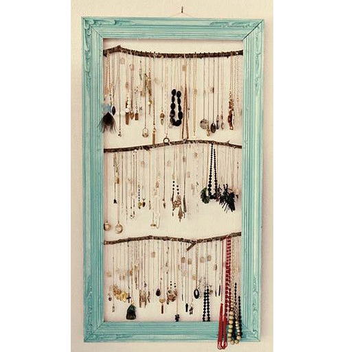 Bastan unas cuerdas de colores y un marco vistoso