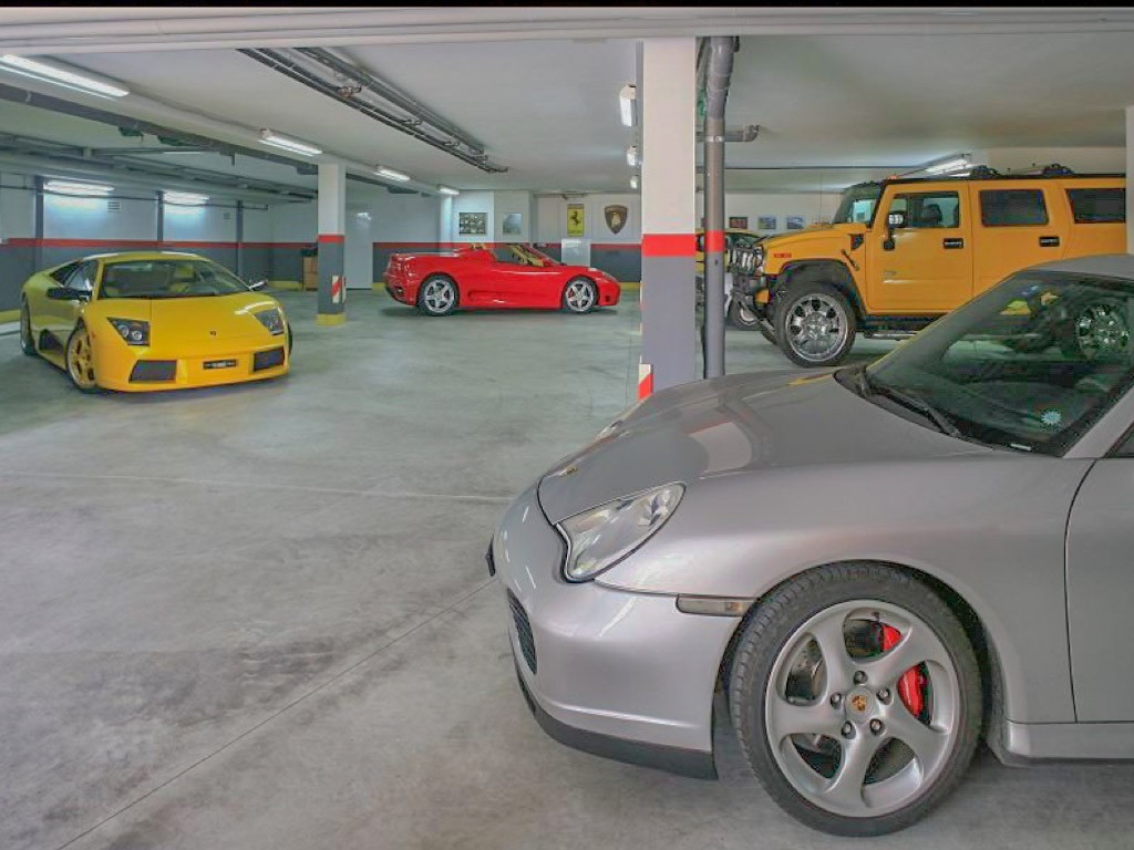 Il garage per dieci auto ha il suo autolavaggio