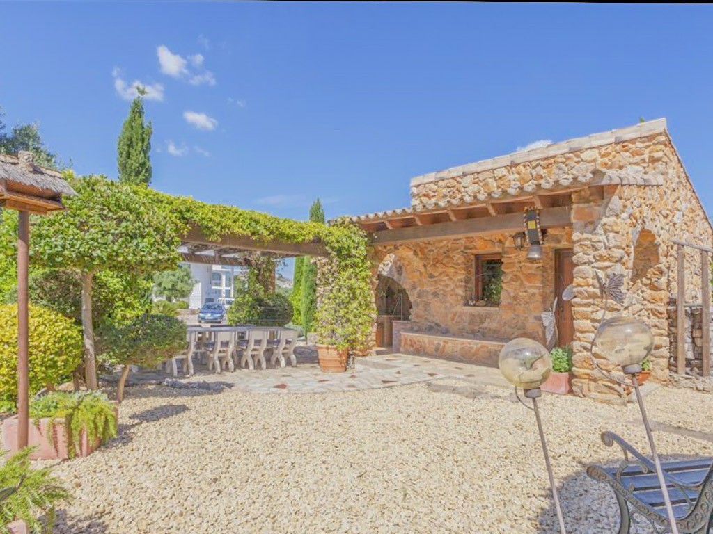 Es gibt ein separates Gästehaus mit eigener Küche und Wohnzimmer