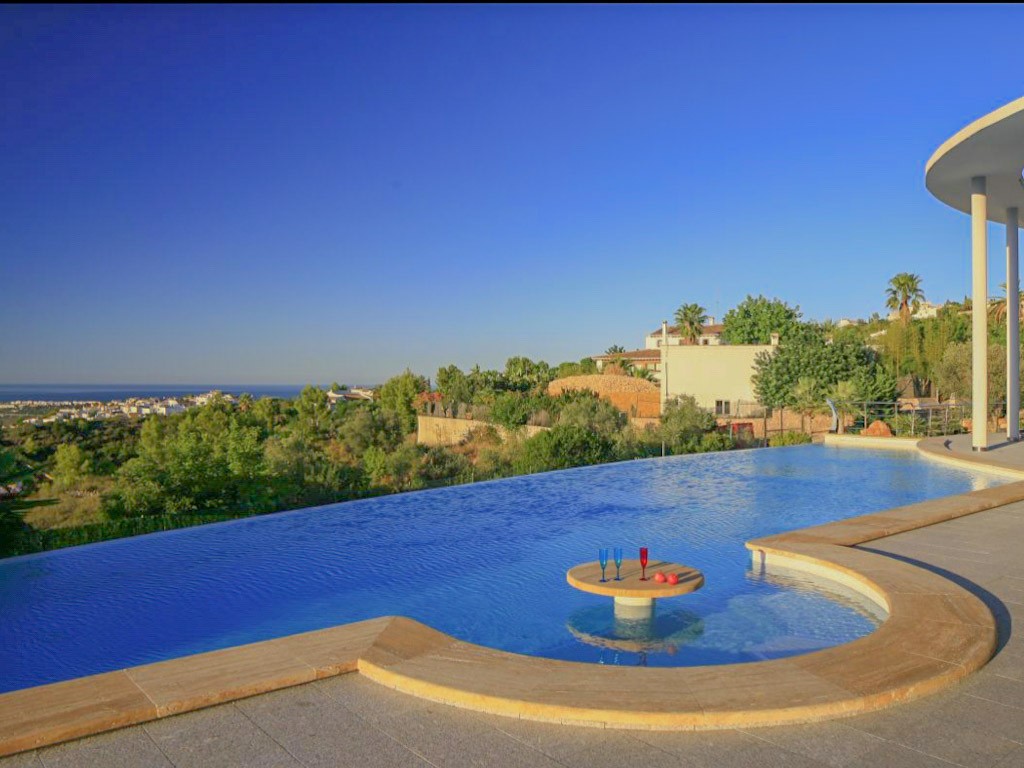 Piscina a sfioro con vista su Alicante