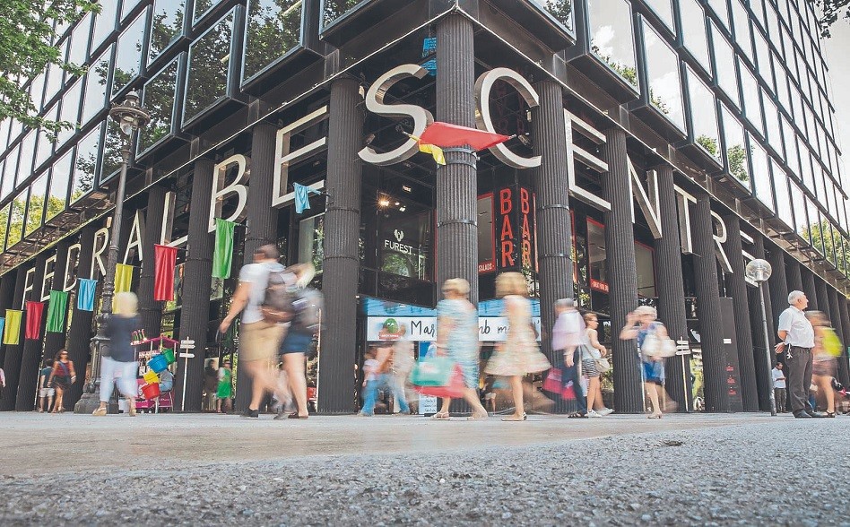 Colonial sella el alquiler de Pedralbes Centre de Barcelona con Uniqlo 