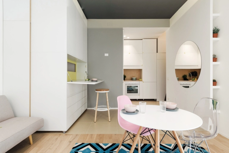 Tiene un diseño muy cuidado de muebles y decoración