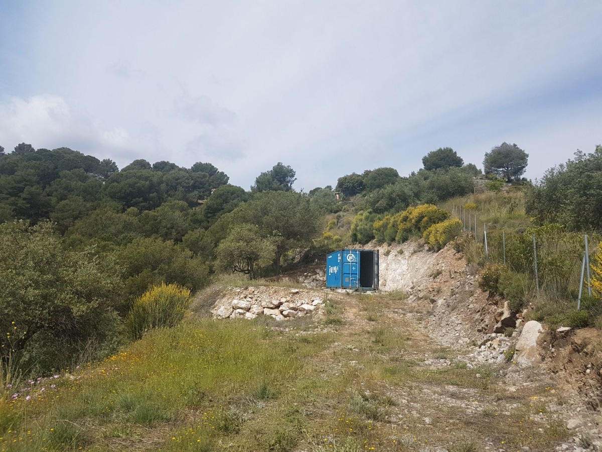 Terreno con contenedor marítimo a modo de casa en venta en idealista