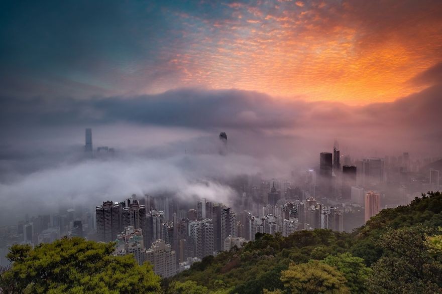 'Sunrise Glow Decorates The City In Fog' 8ciudad_nubes