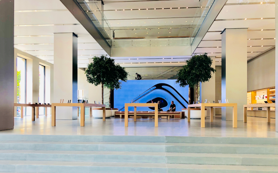 Árboles, ‘macropantallas’ y redistribución: Apple reabre su ‘flagship’ de Paseo de Gracia