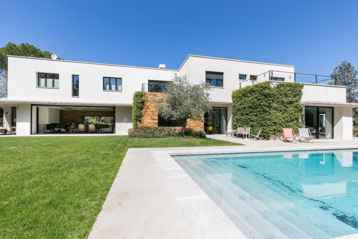 Chalet de 738 m2, cinco habitaciones y seisbaños. Precio: 4,6 millones Un recorrido por las urbanizaciones más lujosas en Madrid