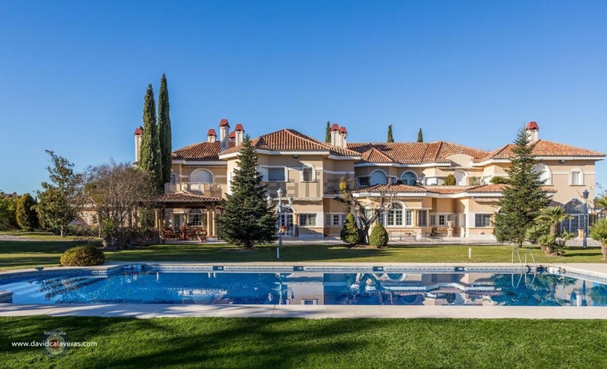 Chalet de 2.900 m2, nueve habitaciones y siete baños. Precio: 17 millones Un recorrido por las urbanizaciones más lujosas en Madrid