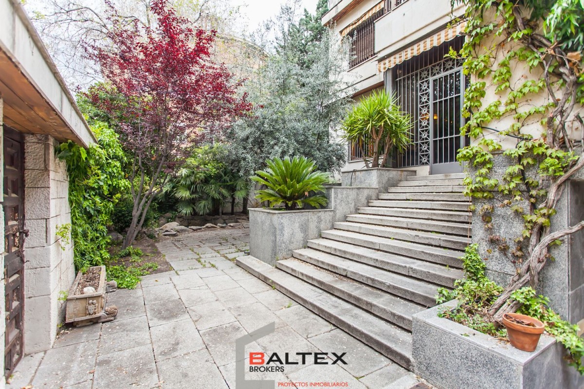 Chalet de 720 m2, seis habitaciones y siete baños. Precio: 4,95 millones Un recorrido por las urbanizaciones más lujosas en Madrid
