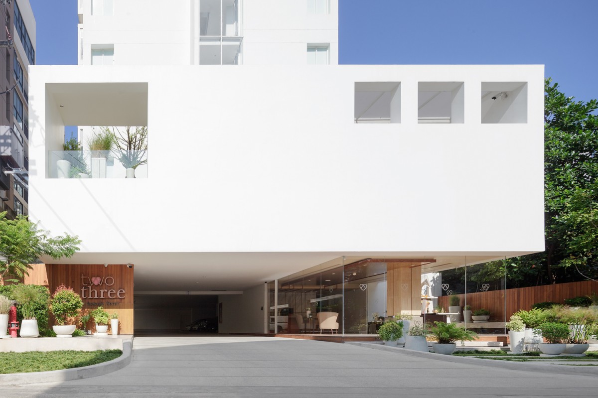 Un hotel en Tailandia que destaca por sus grandes ventanales e integrar la terraza en las habitaciones