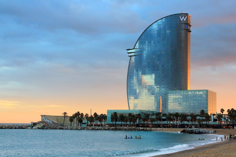 Le luxueux hôtel W Barcelona sur le front de mer / Pixabay