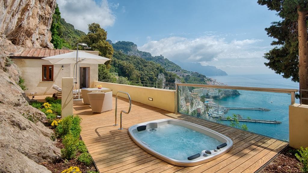 Un antiguo convento italiano reconvertido en un lujoso hotel con increíbles vistas al mar