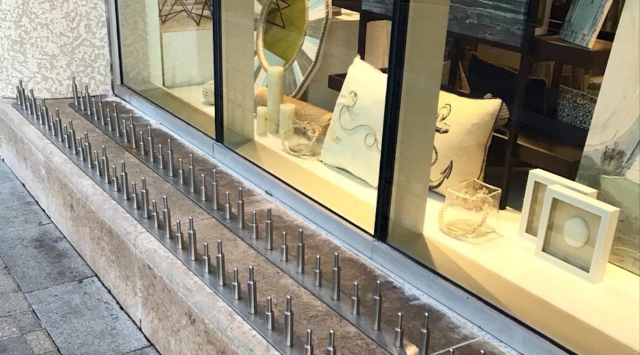 Fotos de la arquitectura “anti-indigente” más cruel y polémica
