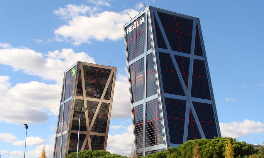 Santander y Bankia sueltan lastre inmobiliarios y venden activos por más de 3.000 millones