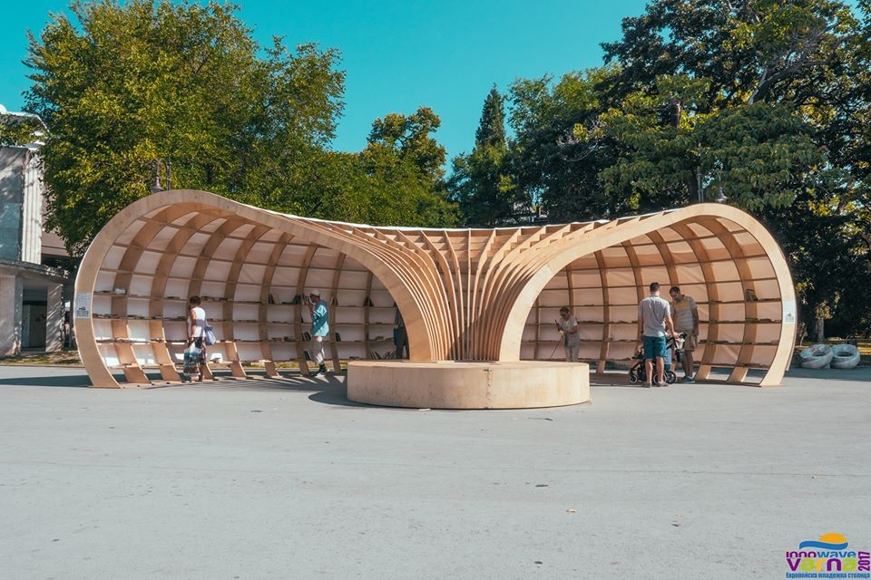 Una original biblioteca con forma de caracola para promover la lectura en plena calle