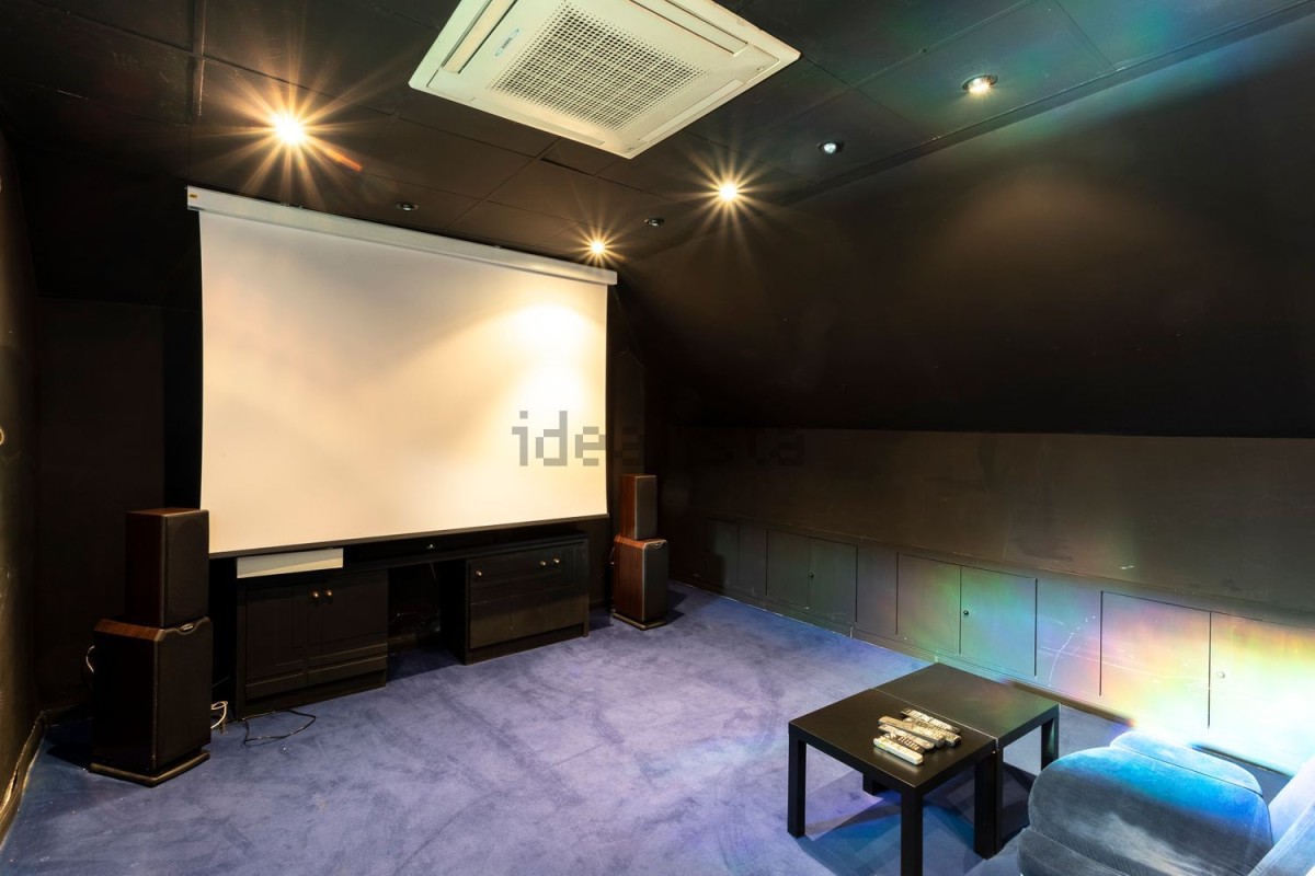 Sala con pantalla