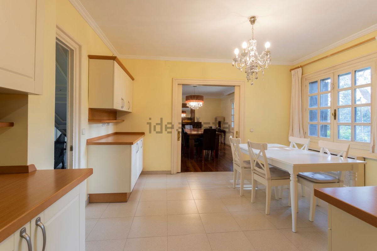 cocina con mesa