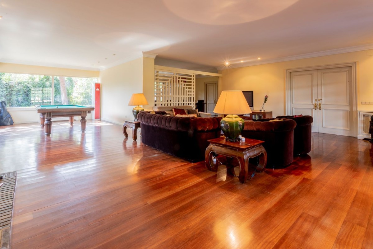 Salón con mesa de billar