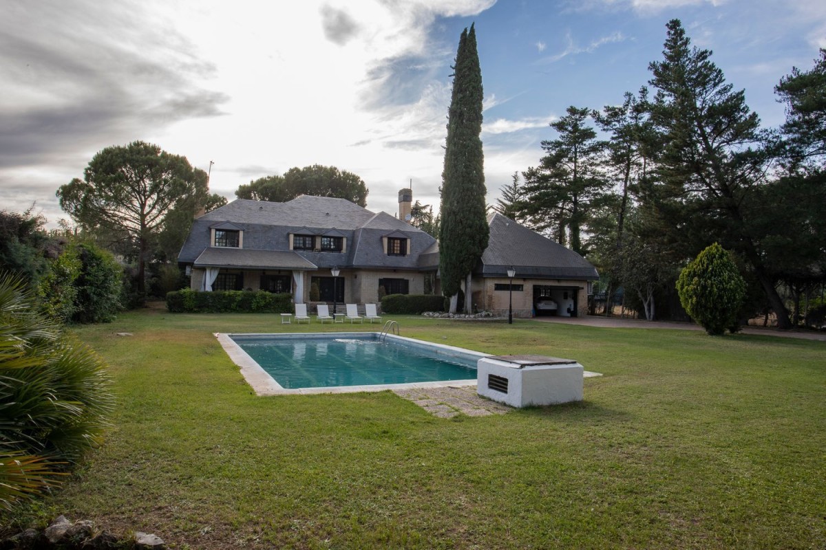El jardín y la piscina