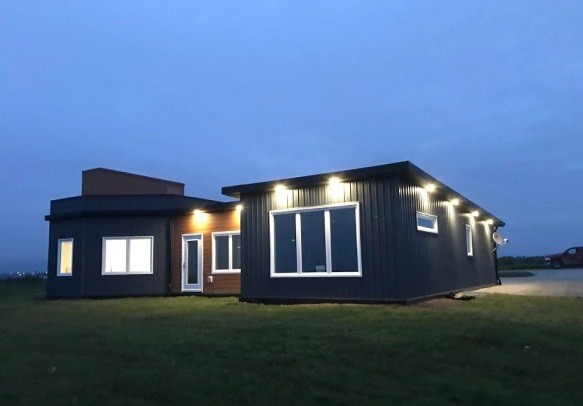 La estructura iluminada por la noche