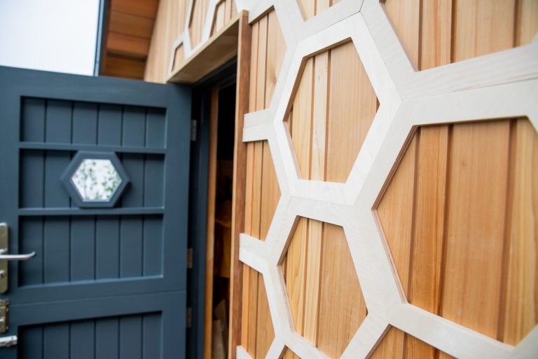 Combina madera y una puerta negra