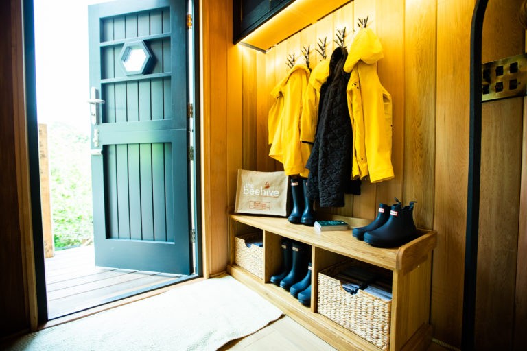 Perchas y un banco de almacenaje