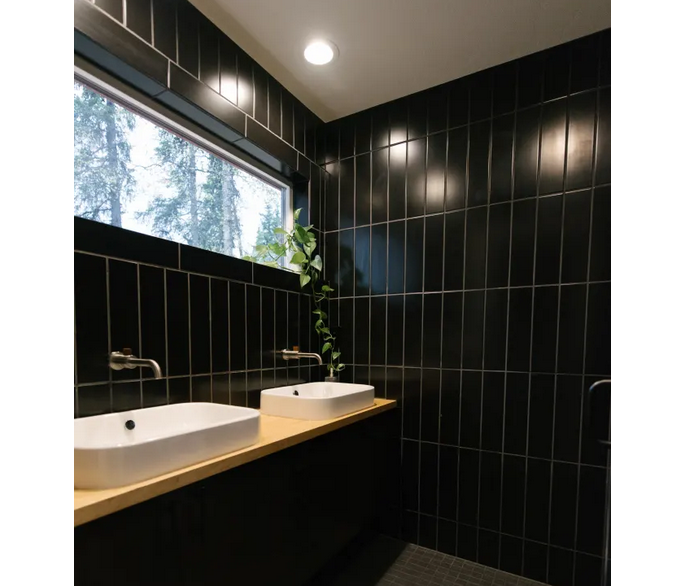 Los azulejos y el mueble, negros