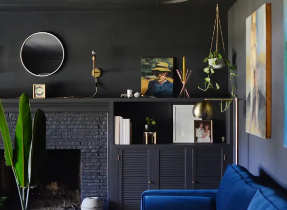 Contrasta con un sofá colorido, elementos decorativos claros y plantas