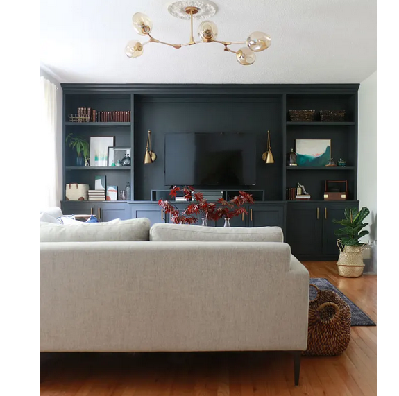 La pared se funde con los muebles y la tele
