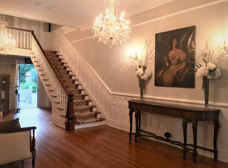 Lámparas grandes y muebles de madera