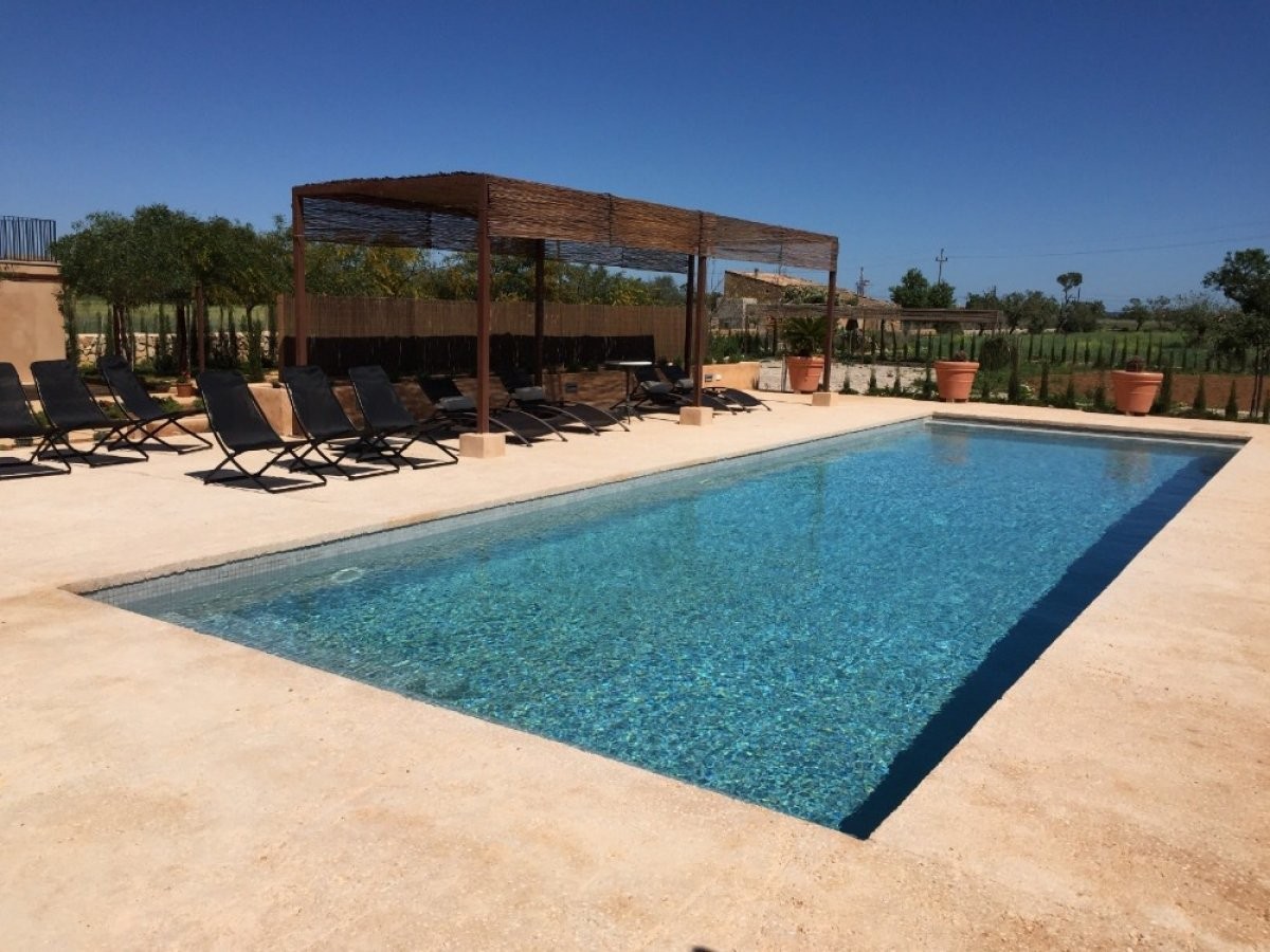 La piscine a un banc afin que vous puissiez vous asseoir