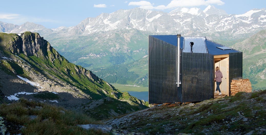 La cabaña ecológica y reflectante que sirve como refugio a los senderistas que visitan los Alpes