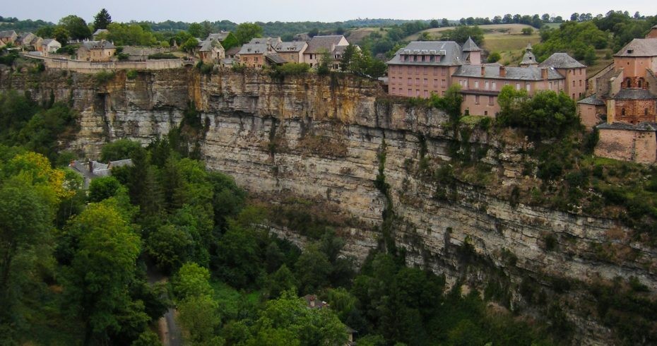 El pueblo ‘embrujado’ que lleva 1.000 años sin desmoronarse pese a estar al borde de un enorme agujero