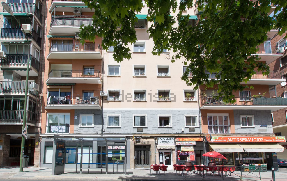 Azora se hace con 500 viviendas en Madrid y Barcelona tras pagar 150 millones a Banco Sabadell