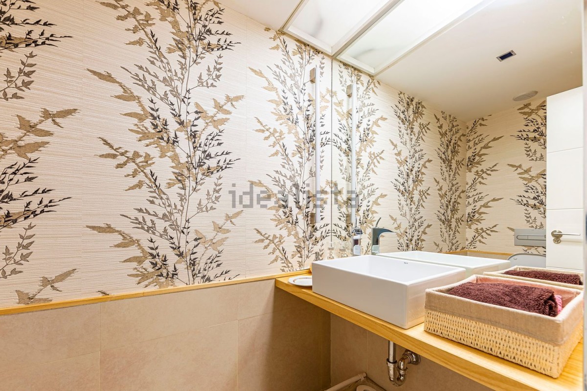 En madera y con papel pintado