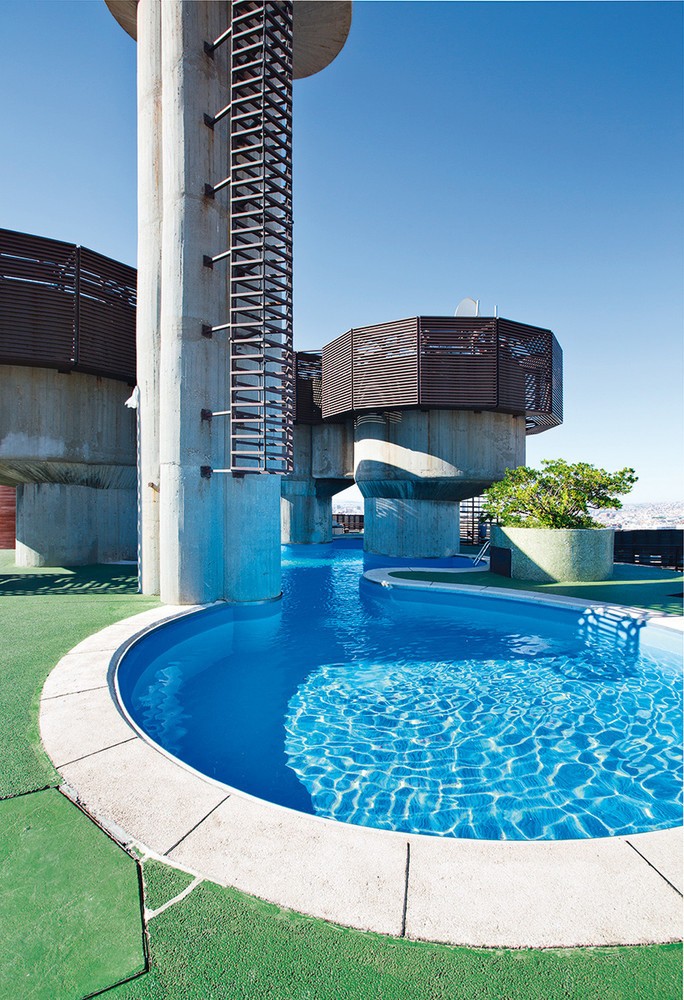 Piscina en el edificio de Torres Blancas Piscina en el edificio de Torres Blancas