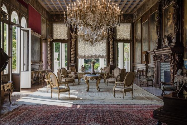 Los adornos le hacen parecer un palacio